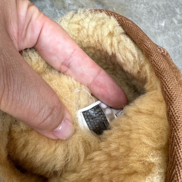 classic uggs in very used condition size 8 - Picture 5 of 6